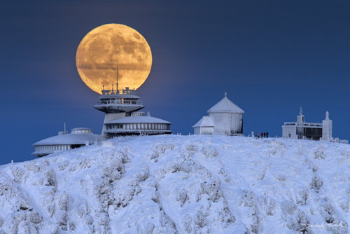Księżyc na Śnieżce zima