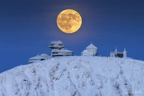 Pełnia Księżyca nad Śnieżką